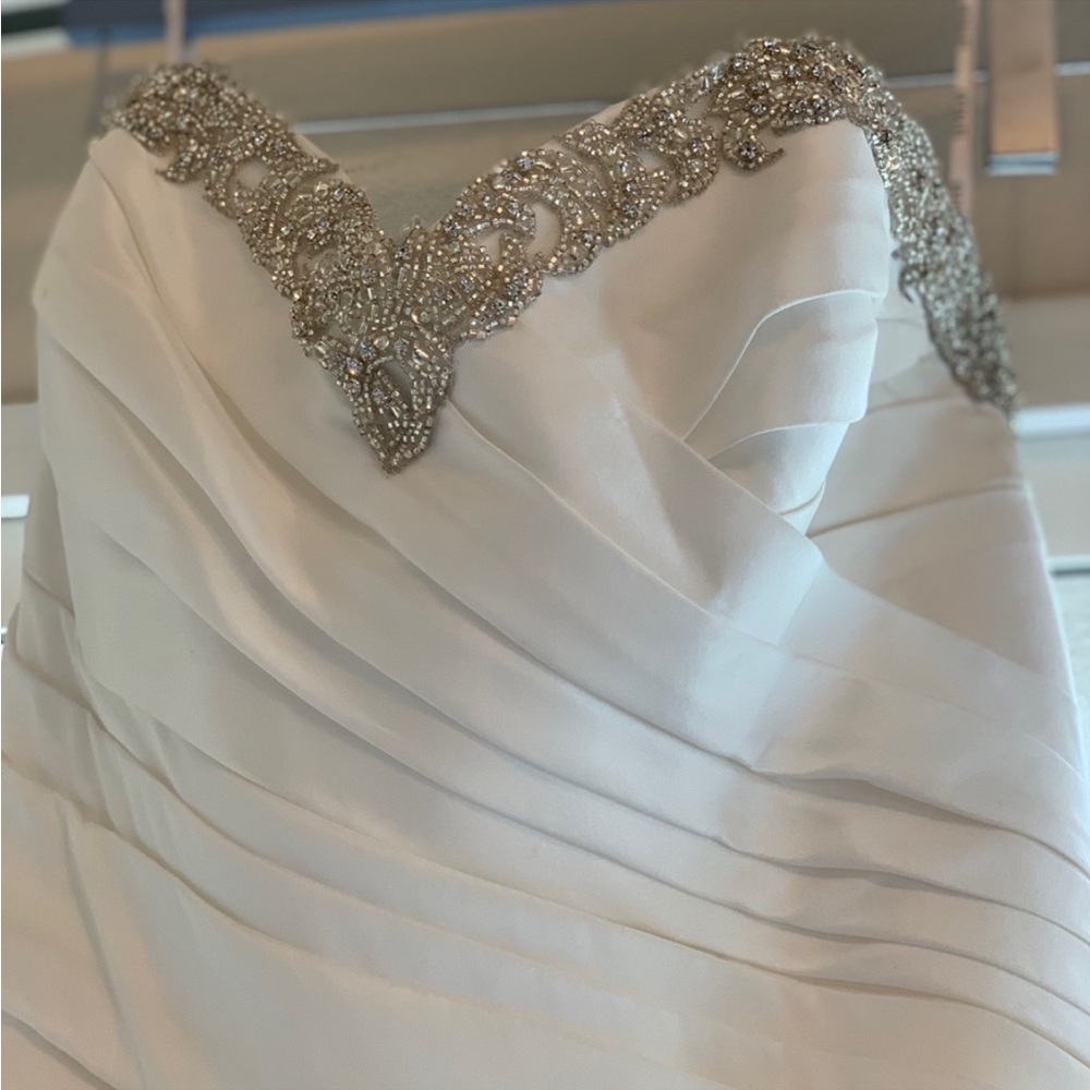 Enzoani Magnolia Wedding Dress with veil and sash - Picture 2 of 10